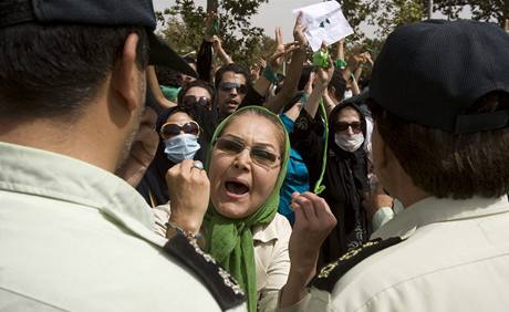 Demonstrace Íránc na podporu opoziního vdce Músávího byly rozhánny policií