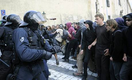 Policie zasahuje za pouit obuk proti squatterm, kte podporovali zven sv kolegy v oputnm dom.