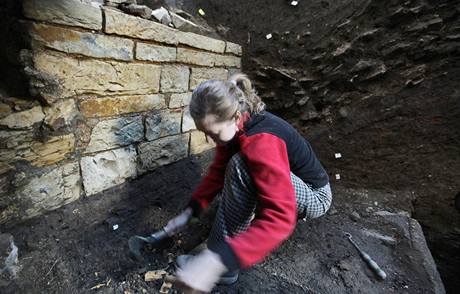 Archeologové objevili na Hradanském námstí torzo románského domu.