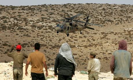 Izraelská helikoptéra hledá zbytky stíhaky F-16