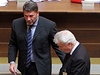 Milo Melák s Janem Kalvodou procházejí kolem ústavních soudc