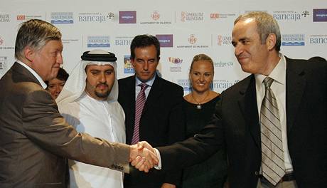 Anatolij Karpov (vlevo) a Garry Kasparov.