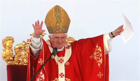 Pape Benedikt XVI. pi mi na staroboleslavské Probotské louce 28. záí 2009.