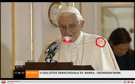 Po papei leze bhem projevu ve panlském sále pavouk.