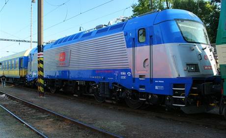 Nová kodovácká lokomotiva je testována na trati do Lichkova.