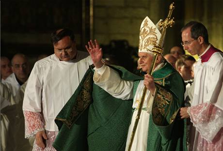 Pape Benedikt XVI. ehná lidem v katedrále sv. Víta.