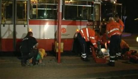 Záchranái se snaí oivit zranného idie autobusu MHD na praské Písnici.