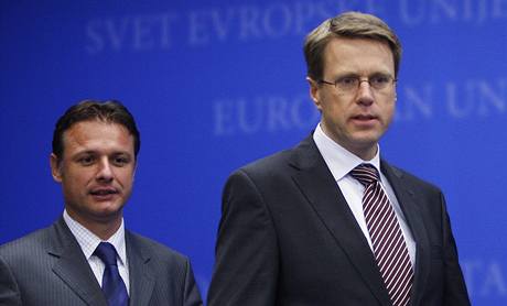 Chorvatský ministr zahranií Gordan Jandrokovi (vlevo) se svým slovinským protjkem Samuel bogar  