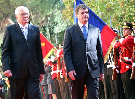 Prezident Václav Klaus navtívil Albánii. Na fotografii s albánským prezidentem Bamirem Topim (vpravo).