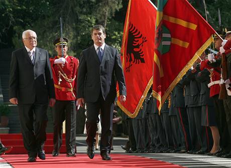 Prezident Vclav Klaus navtvil Albnii. Na fotografii s albnskm prezidentem Bamirem Topim (vpravo).
