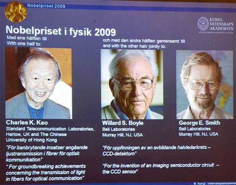 Leton Nobelovu cenu za fyziku zskali Charles Kao (vlevo) , Willard Boyle (uprosted) a George Smith ((vpravo).