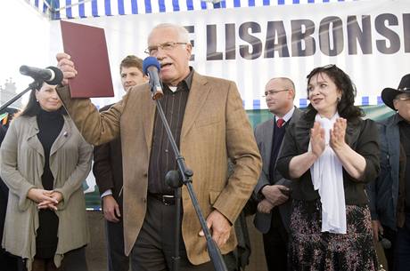 Manifestace D.O.S.T. jako podkování prezidentu R Václavu Klausovi za odmítavý postoj vi Lisabonské smlouv 