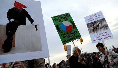 Vdci a jejich píznivci demonstrovali 6. íjna na námstí Jana Palacha v Praze proti státní politice v oblasti vdy, kultury a vzdlávání 
