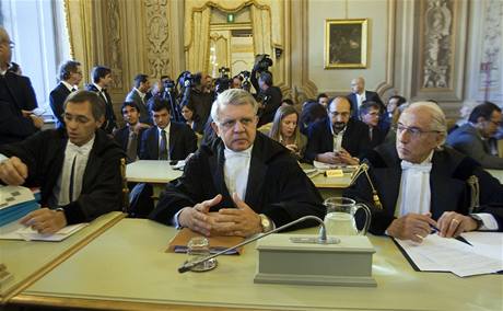 Berlusconi právníci ekají v soudní síni na zahájení jednání Ústavního soudu