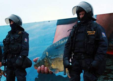 Policejní tkoodnci oekávají na Letné píchod Polských chuligán