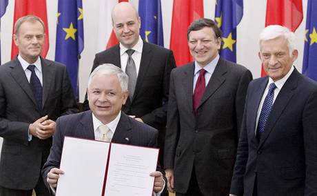 Polský prezident Lech Kaczynski s Lisabonskou smlouvou. Za ním stojí polský premiér Donald Tusk, védský premiér Fredrik Reinfeldt , éf Evropské komise  Jose