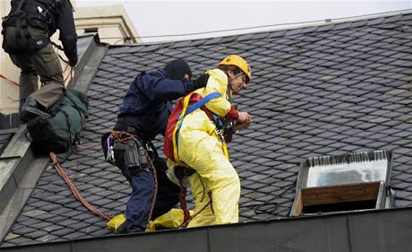 Aktivisty Greenpeace ze stechy vlády sundavala jednotka rychlého nasazení.