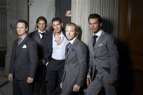 Boyzone (Stephen Gately zcela vpravo)