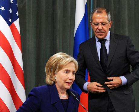 éfka americké diplomacie Hillary Clinton a její ruský protjek Sergej Lavrov