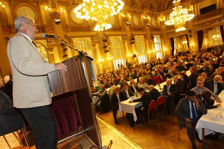 Milo Zeman zakldal v Praze novou stranu. V sle byly na tyi stovky astnk.