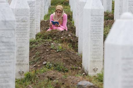 Památník obtem masakru ve Srebrenici