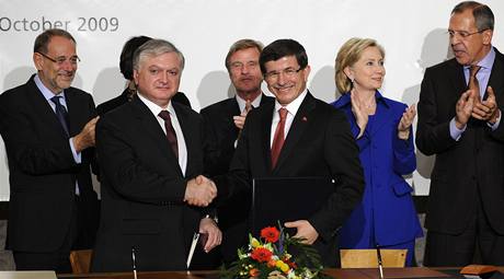 Turecký ministr zahranií Ahmet Davutoglu (druhý zleva) s jeho arménský protjek Edvard Nalbandjan. V pozadí Javier Solana, Bernard Kouchner, Hillary Clintonová a Sergej Lavrov.  