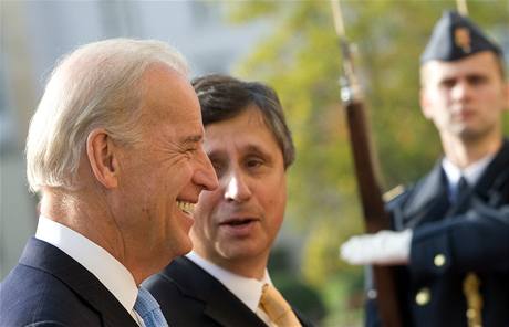 Americk viceprezident Joe Biden piletl do Prahy na pracovn nvtvu. Na snmku s premirem Janem Fischerem.