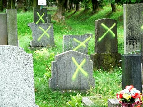 Msto Kamenický enov vymáhá nájemné za hroby - náhrobky pomáralo sprejem.