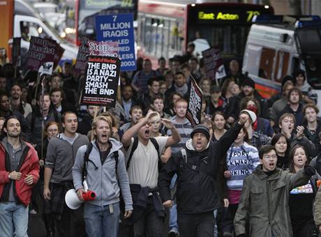 Demonstrace proti vystoupení vdce xenofobní strany BNP Nicka Griffina na BBC