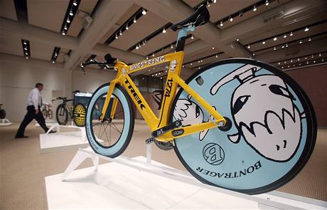 Lance Armstrong a jeho kola. est svtoznámých umlc si vzalo do parády Armstrongova závodní kola. Na snímku výtvor Yoshitoma Nary.