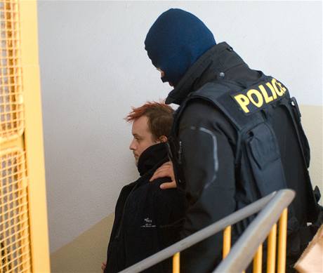 Policist z tvaru pro odhalovn organizovanho zloinu (OOZ) odvdj mue z panelovho domu na sdliti Vltava v eskch Budjovicch.