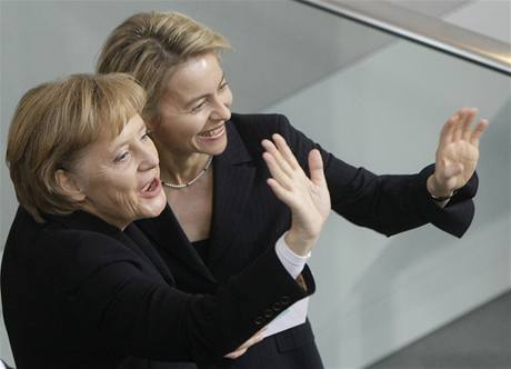 Angela Merkelová a ministryn pro rodinu Ursula von der Leyenová