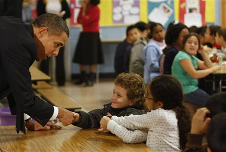 Barack Obama navtívil základní kolu, aby dtem vyprávl, jak je dleitá etba.