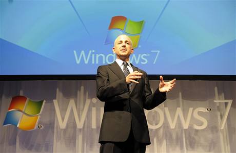 Steven Sinofsky, prezident divize Windows, pedstavuje v Tokiu nové Windows 7.