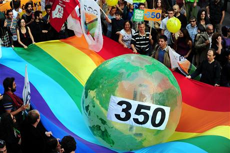 Aktivisté na happeningu proti klimatickým zmnám v Istambulu