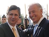 Americký viceprezident Joe Biden (vpravo) piletl do Prahy na pracovní návtvu. Na snímku s premiérem Janem Fischerem.