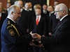Oslavy 28. íjna: prezident Václav Klaus povýil do hodnosti brigádního generála námstka generálního editele HZS R Miloe Svobodu.
