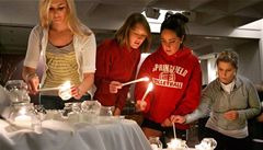 Studenti zapalují svíce za obti masakru ve Virginii.