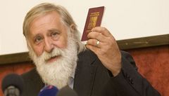 Milan Kindl ukazuje svj pas