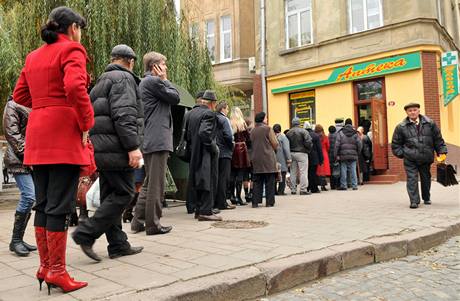 Obyvatel Lvova ekaj ve front na lky a rouky