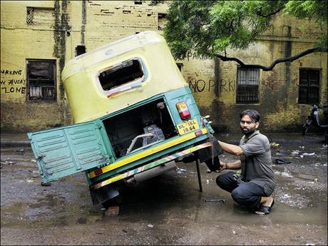 Ashok Kumar provozuje na rohu ulice Chitragupta v Novém Dillí pneuservis pro stovky motorik.