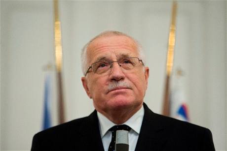 Prezident R Václav Klaus oznamuje novinám e dnes 3.11.2009 v 15 hodin podepsal Lisabonskou smlouvu 