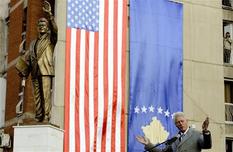 Exprezident Bill Clinton se v Kosovu zúastnil odhalení své sochy.