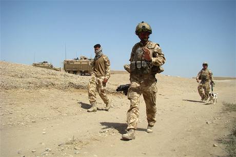 Brittí vojáci v Iráku.