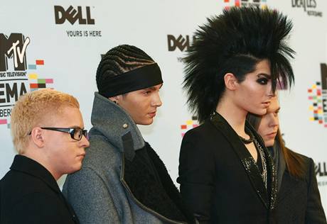 Kytarista populární nmecké skupiny Tokio Hotel Tom Kaulitz (druhý zleva) asi skoní ped soudem.