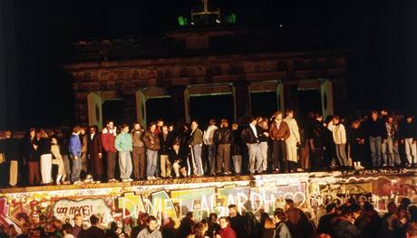 Berlnsk ze v listopadu 1989 ped Braniborskou brnou