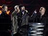 Irská skupina U2 pebírá v Berlín cenu MTV za Nejlepí ivák.