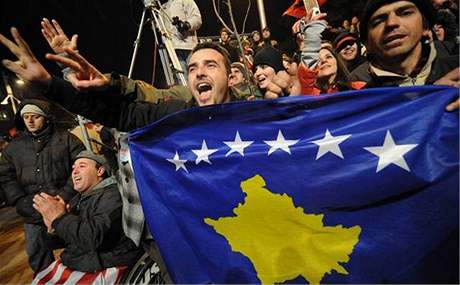 Oslava nezávislosti Kosova. Lidé nesou novou vlajku zem.