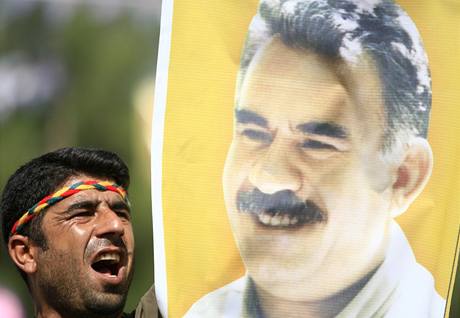 ObyvatelDyarbakiru, baty tureckých Kurd, s transparentem A. Ocalana