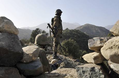 Vojáci pákistánské armády na jedné z dobytých pevností Talibanu na severozápad zem